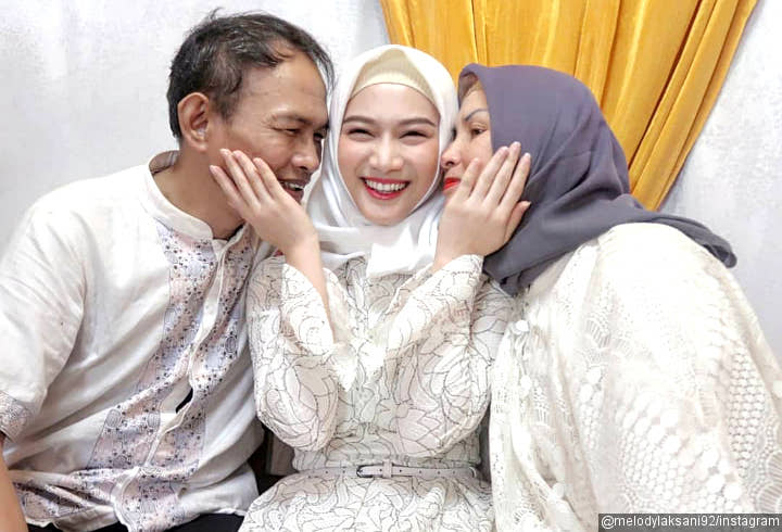 Melody Bersama Orangtua di Acara Pengajian