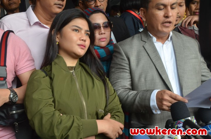 Bertemu dengan Para Wartawan untuk Menjelaskan Masalahnya dengan Dewi Persik