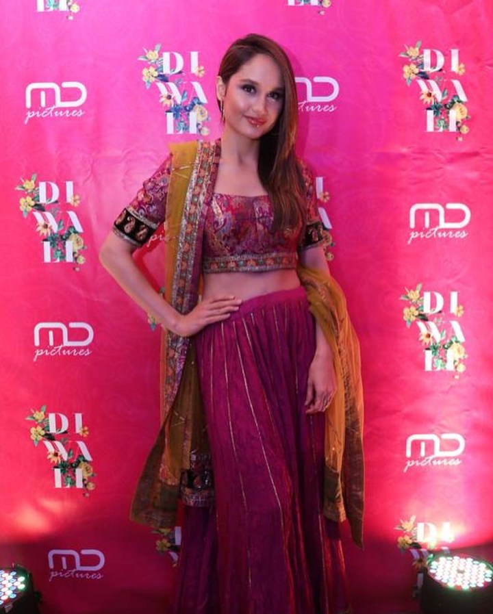 Body Goals Banget, Cinta Laura Pamer Perut Rata Kenakan Pakaian India 