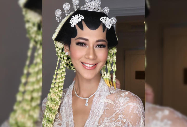 Tampilan Cantik Paula Verhoeven Kenakan Makeup dengan Adat Jawa