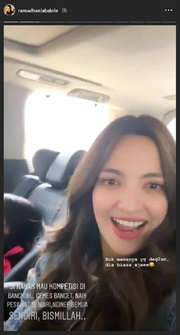 Nia mengantar Mikha ke bandara