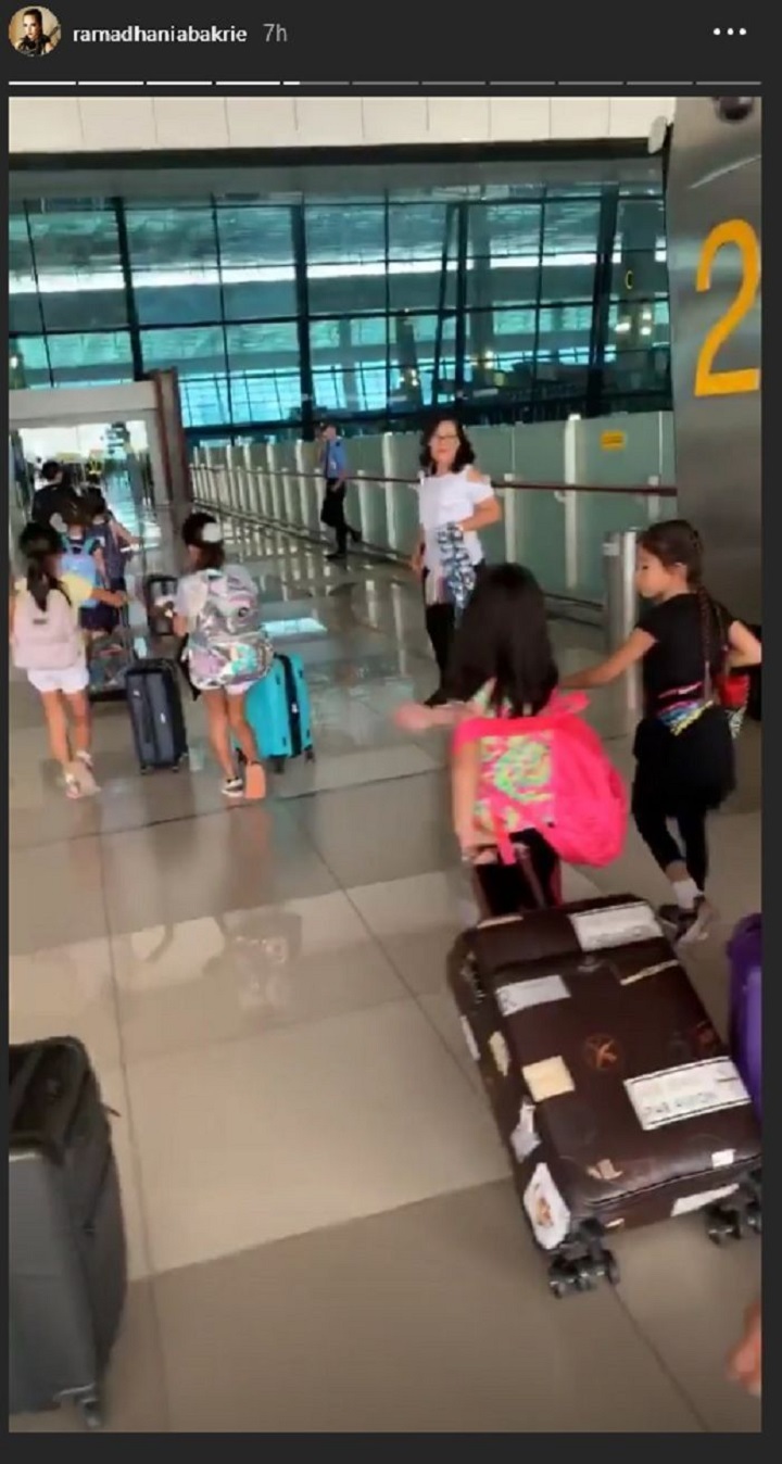 Nia mengantar Mikha ke bandara