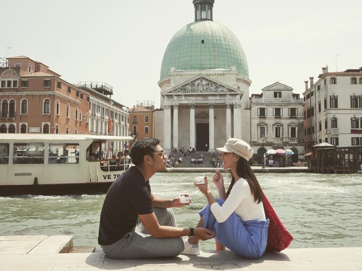 Saat berlibur ke Prancis, Irish Bella dan Giorgino Abraham juga asyik makan es krim