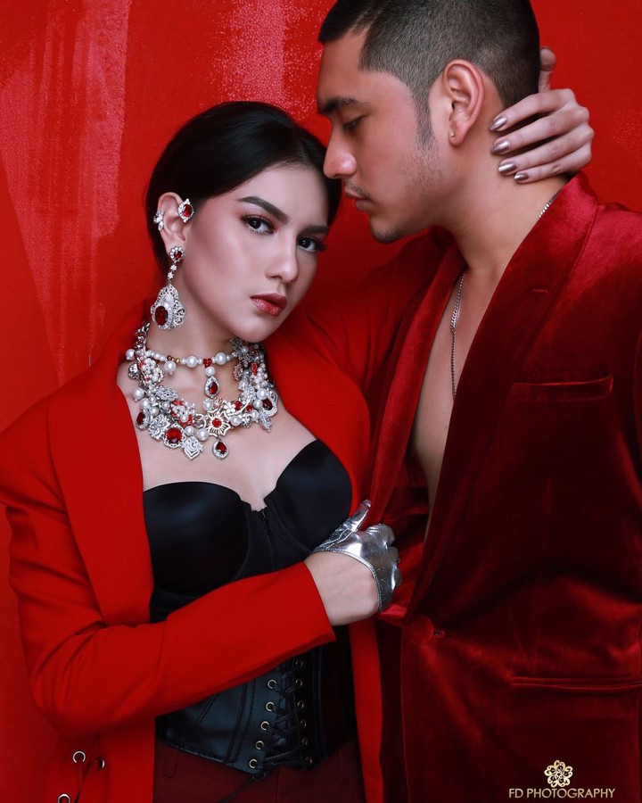 Pemotretan Irish Bella dan Giorgino Abraham dengan konsep warna merah