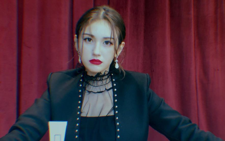 Diminta Fans untuk Tak Berpakaian Terlalu Seksi, Jeon Somi Makin Tuai Cibiran