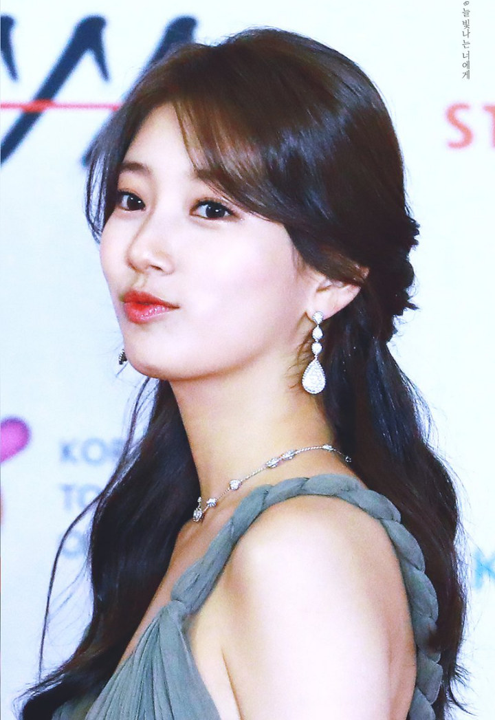 Harga Kalung dan Anting-Anting yang Dipakai Suzy di AAA 2018 Bikin Syok