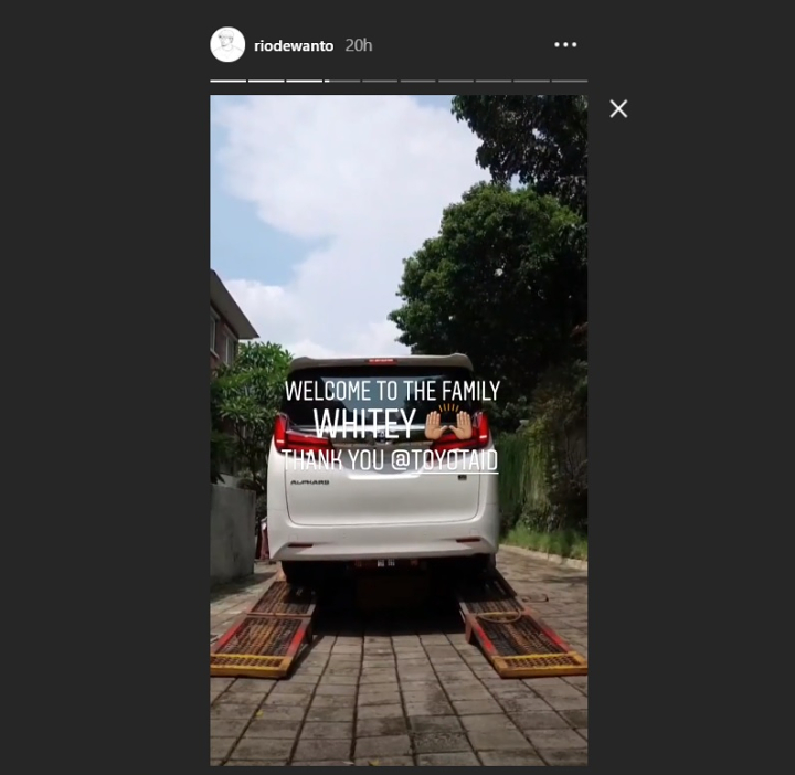 Rio Dewanto Menyambut Mobil Baru