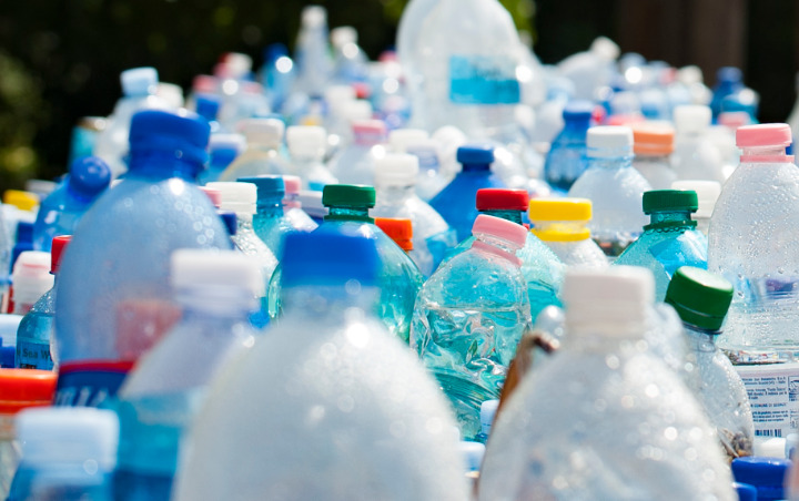 Selamatkan Bumi dengan Memanfaatkan Botol Bekas Menjadi 15 Benda Super Kreatif Ini