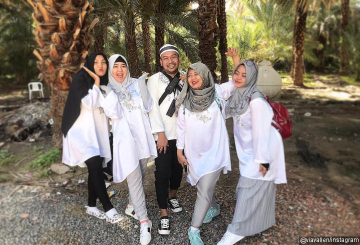 Pose Bareng Keluarga, Via Vallen Tak Kalah Kece
