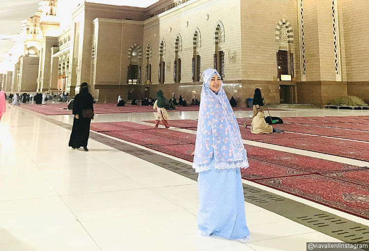  Pasang Senyum Unjuk Gigi, Via Vallen Nampak Bahagia Di Dalam Masjid Nabawi