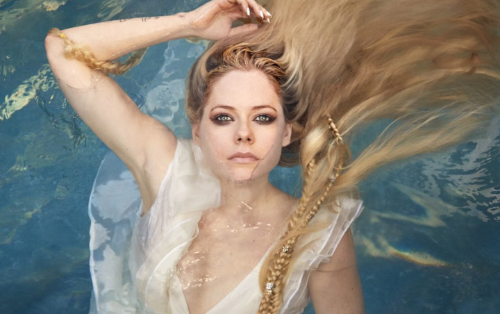 Umumkan Tracklist dan Cover Album 'Head Above Water', Avril Lavigne Tampil Bugil