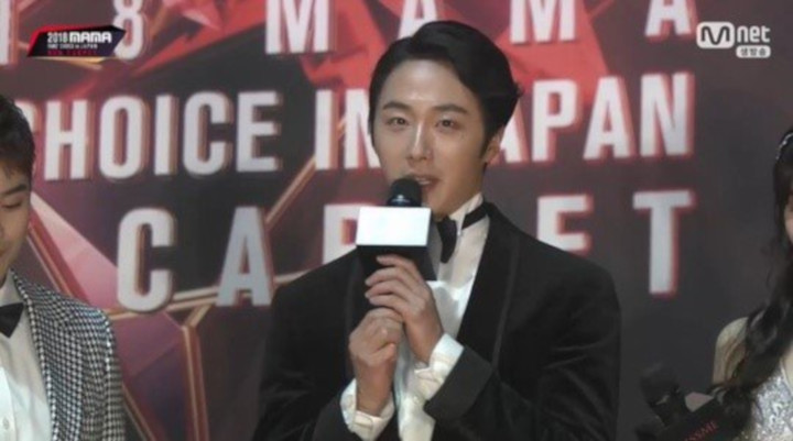 MAMA 2018: Perdana Setelah Wamil, Jung Il Woo Tampil Tampan di Red Carpet