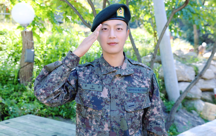 Posting Selfie Pertama Sejak Wamil, Netter Puji Wajah Ganteng Yoon Doo Joon Pakai Seragam Militer