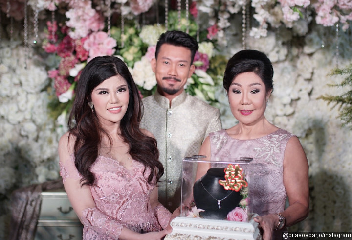Dita Seodarjo-Denny Sumargo Pamer Senyum Manis Pasca Lamaran