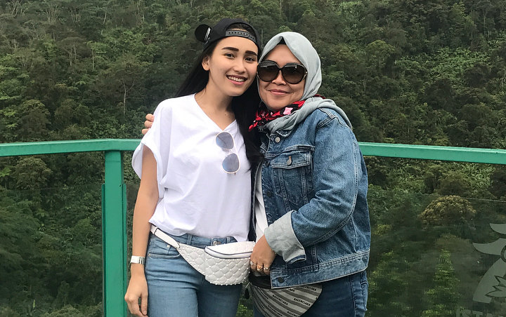 Tak Satu Meja Saat Makan Bareng Asisten Rumah Tangga, Orangtua Ayu Ting Ting Dikritik Netizen