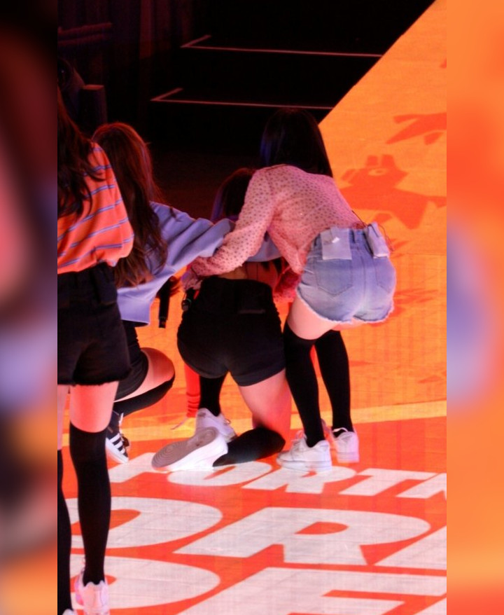 Perform \'Like A Cat\' Bareng AOA, Seolhyun Mual dan Dipapah Turun Panggung