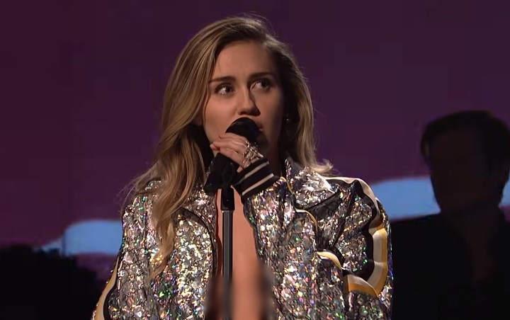 Nyanyikan 'Nothing Breaks Like a Heart' Secara Live, Baju Seksi Miley Cyrus Bikin Penggemar Pusing