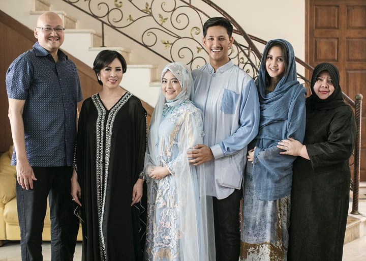 Tasya Kamila Foto Bersama Keluarga Besar di Acara Syukuran