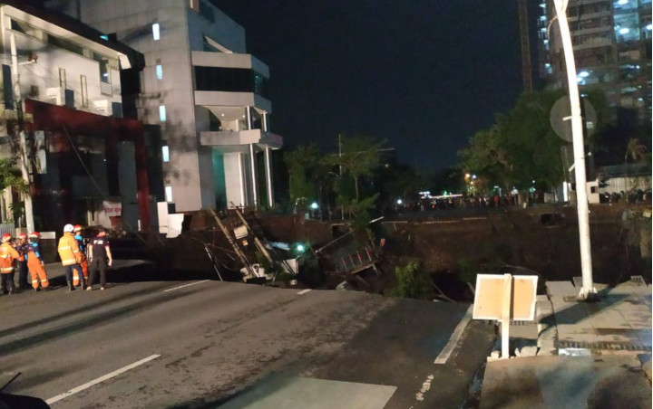 Lubang Besar Nyaris 'Lahap' Gedung, Intip Foto-Foto Penampakan Jalan Gubeng Surabaya yang Ambles