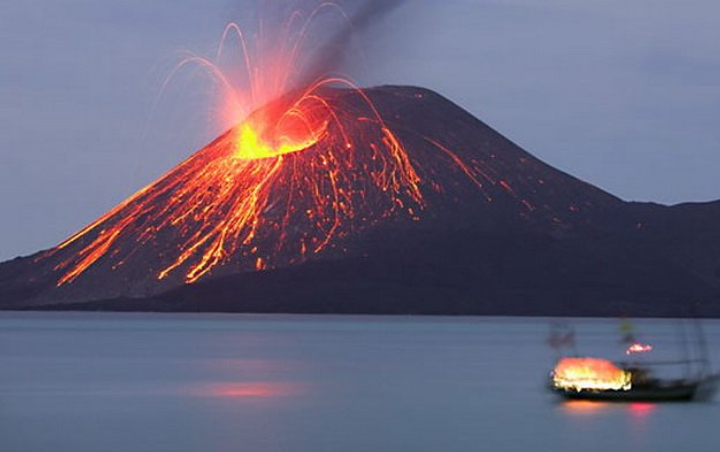 Kesaksian Warga, Dentuman Erupsi Anak Krakatau Terdengar Hingga Sumsel