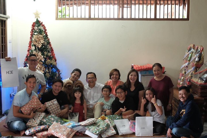 Imut Pakai Kostum Merah, Gempita Habiskan Natal Bersama Keluarga Gading