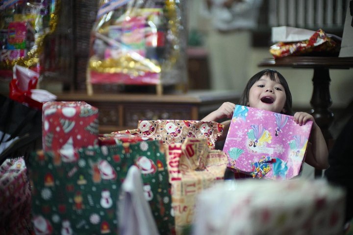 Rayakan Natal, Gempita Girang Banjir Hadiah Dari Keluarga Sang Ayah