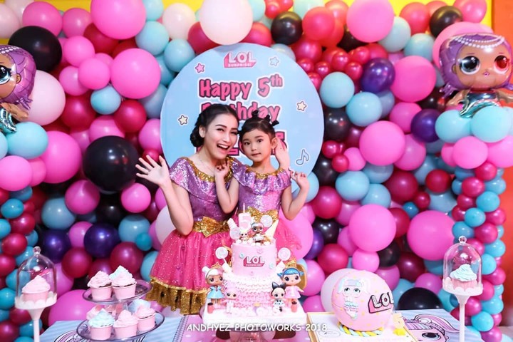 Turuti Keinginan Putrinya, Ayu Ting Ting Pakai Kostum Kembar dengan Bilqis