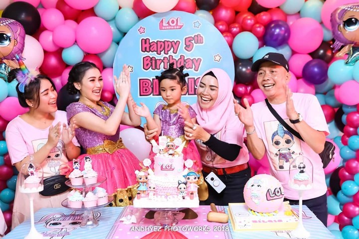 Ikut Ramaikan Pesta Ulang Tahun Bilqis, Keluarga Ayu Ting Ting Kompak Pakai Kostum Pink