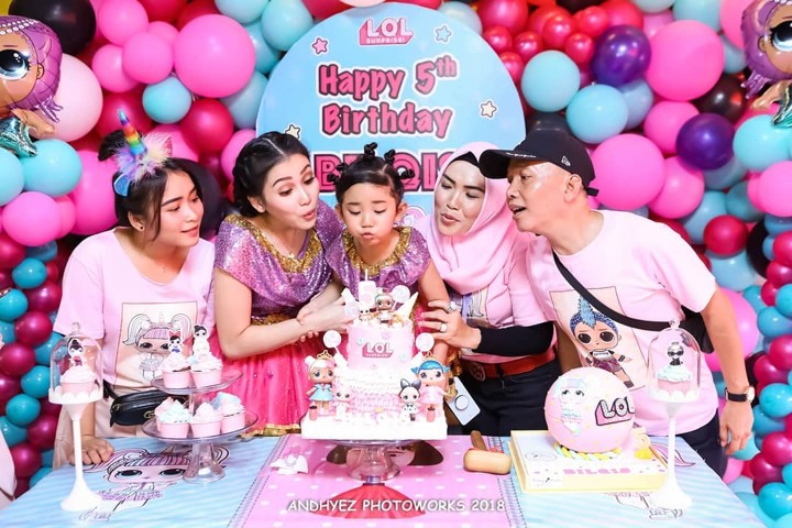 Bilqis Kompak Meniup Lilin Bersama Keluarga Tercinta di Perayaan Ulang Tahun
