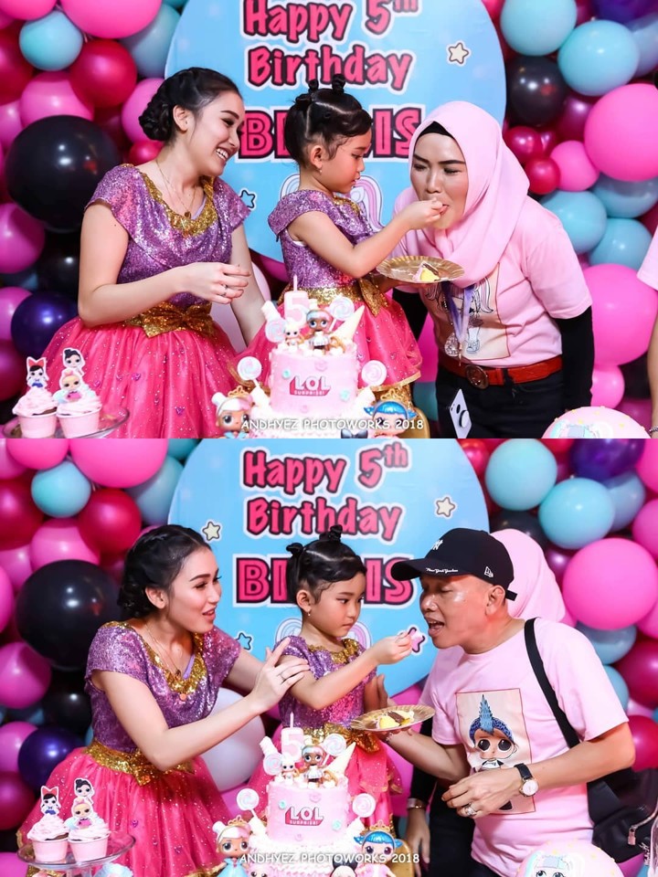 Bilqis Menyuapi Potongan Kue Pertamanya Untuk Ayah Razak dan Umi Kalsum