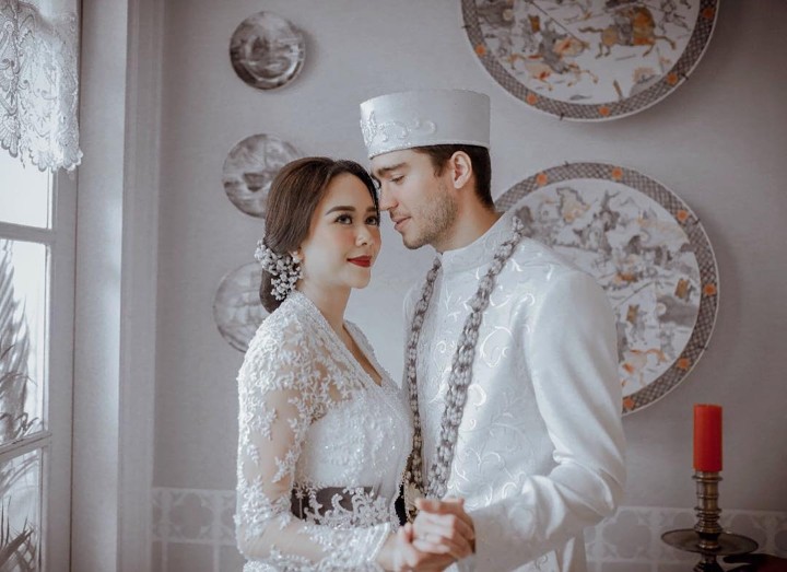 Sempat Bikin Penasaran, Akhirnya Foto Pernikahan Aura Kasih Dipamerkan di Instagram