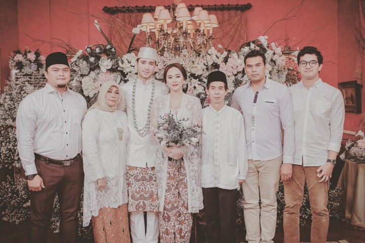 Resmi Menikah, Aura Kasih dan Eryck Amaral Foto Bareng Keluarga