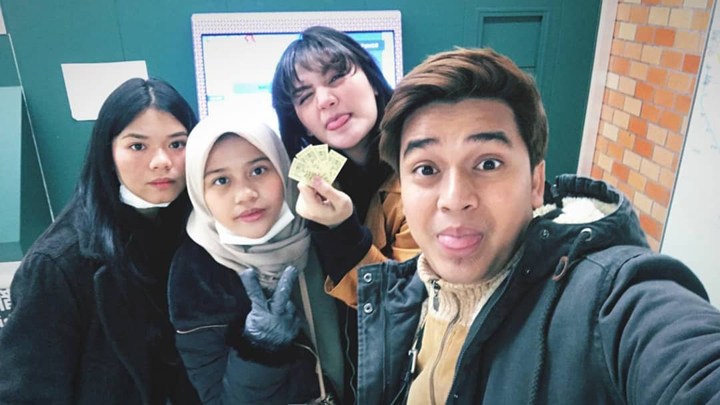 Kompak Melet, Billy Syahputra dan Hilda Vitria Wefie Sambil Pamer Tiket Kereta