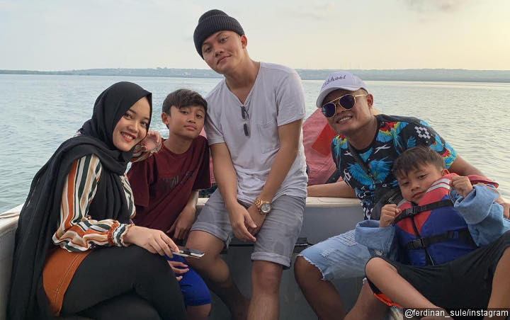 Sule Asik Naik Kapal Bareng Keempat Anaknya, Warganet Kepo: Mama mudanya mana?