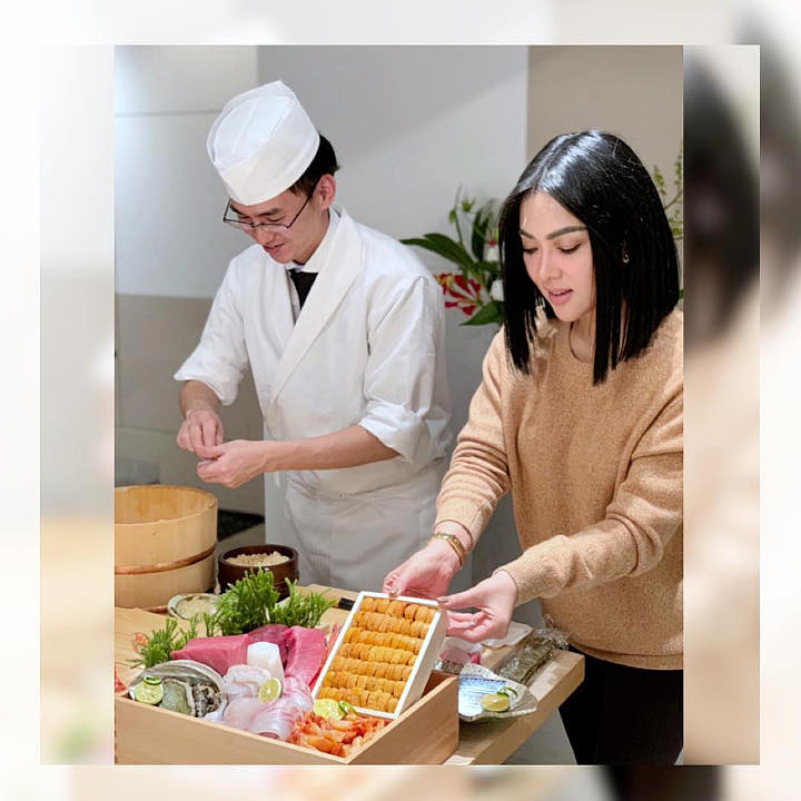 Bareng Chef Lokal, Syahrini Asyik Belajar Masak Makanan Jepang 
