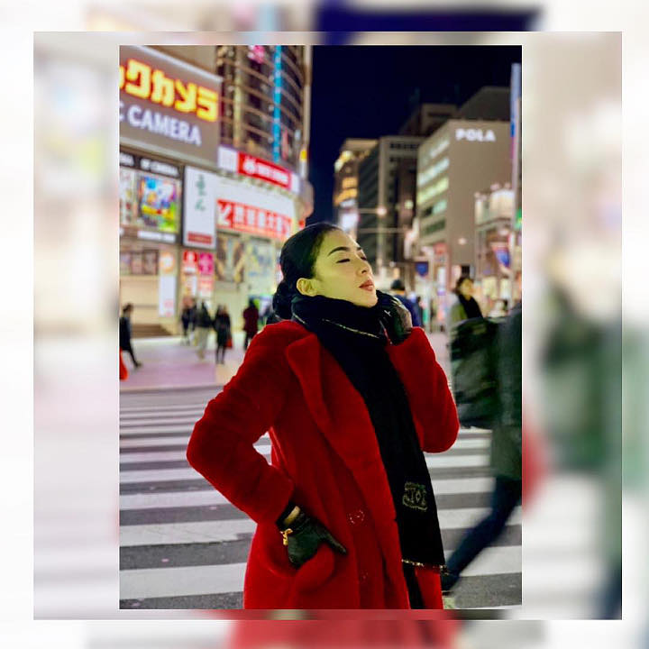 6 Januari 2019, Syahrini Pamer Foto Cantik di Tengah Jalanan Kota Tokyo