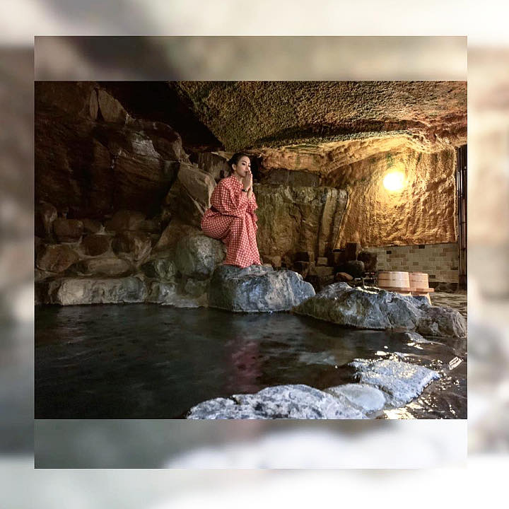 Masih Nikmati Kehangatan di Onsen, Syahrini Pose di Sumber Air Panas