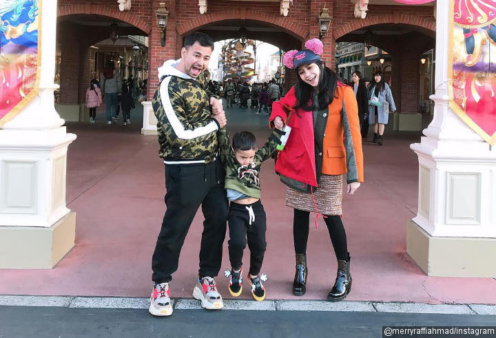 Tampil Imut Pakai Topi Super Lucu Saat Liburan ke Disneyland Tokyo