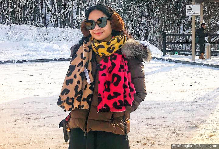 Kunjungi Saporo, Nagita Slavina Kece Pakai Syal dan Earmuffs