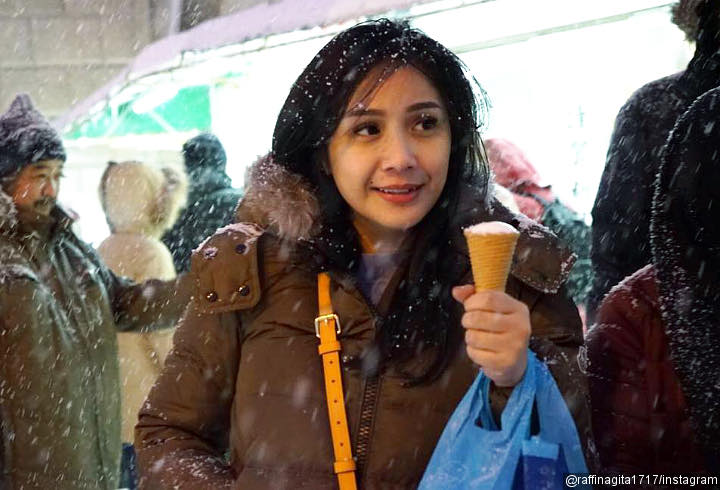 Tampil Simpel dengan Jaket Tebal Saat Nikmati Es Krim di Jepang