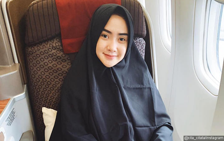 Pulang Umrah, Penampilan Cita Citata Pakai Hijab Sukses Pukau Warganet