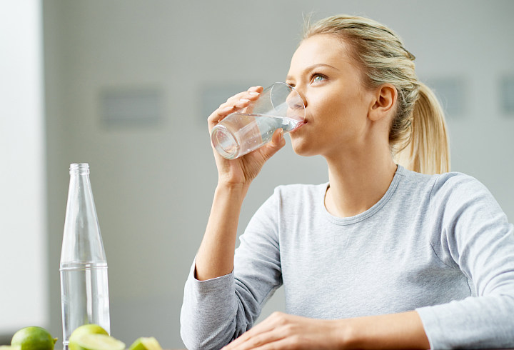 Minum Air Mineral yang Banyak saat Sakit Tenggorokan
