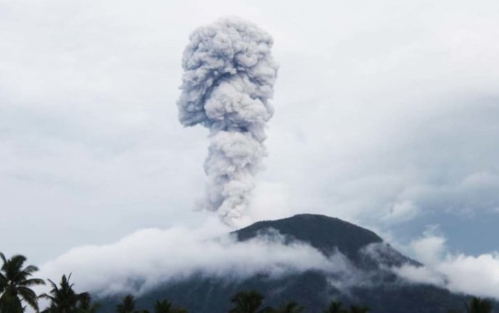 Gunung Ibu di Halmahera Barat Erupsi, Status Waspada Level 2