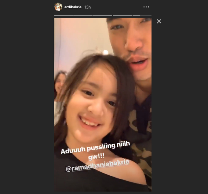 Baju Putri Nia Ramadhani Disemprot Ardi Bakrie