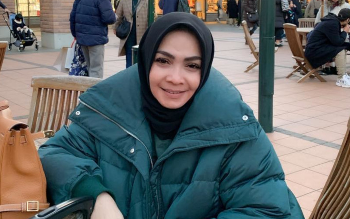 Dibully Lepas Hijab di '10 Years Challenge', Ibu Nagita Slavina Santai Dinner Bareng Anak dan Cucu