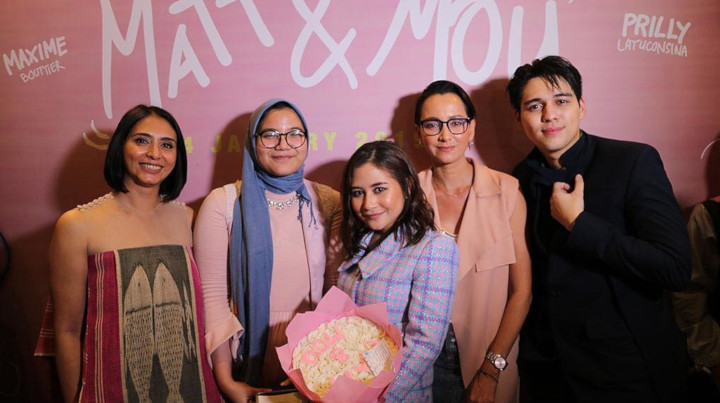 Tampil Cantik, Prilly Latuconsina Dihadiahi Bunga di Gala Premiere 'Matt and Mou'