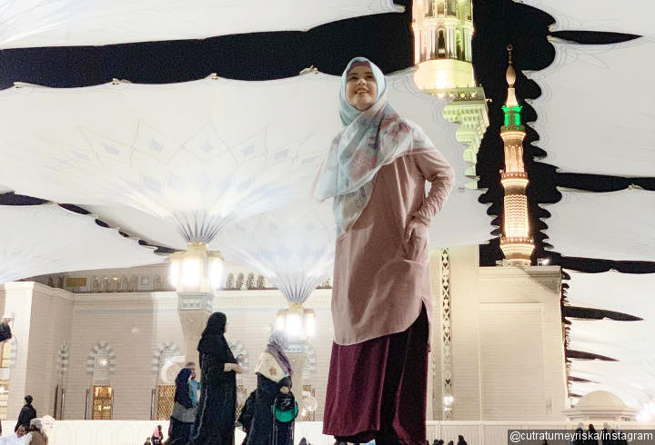 Umrah, Cut Meyriska Tampil Cantik Dalam Balutan Baju Muslimah 