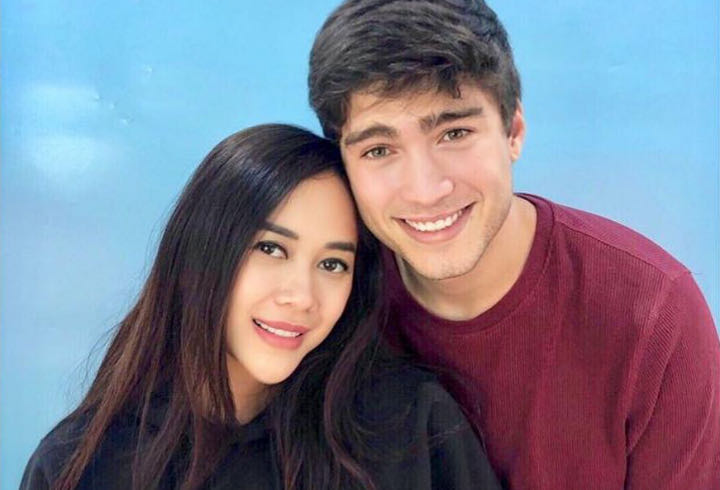 Aura Kasih Kompak Pamer Foto Senyum Bareng Sang Suami