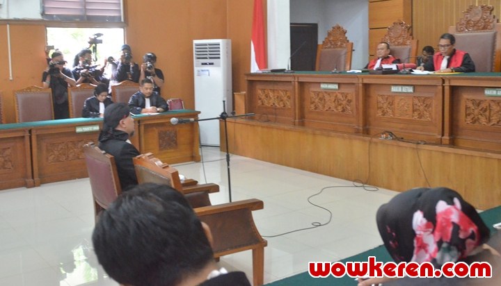 Ahmad Dhani Mendengarkan Putusan Sidang yang Dibacakan Hakim