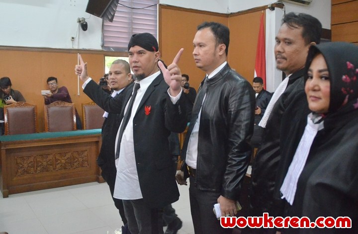 Pose Dua Jari Menjadi Andalan Ahmad Dhani Usai Dijatuhi Hukuman 1,5 Tahun Penjara